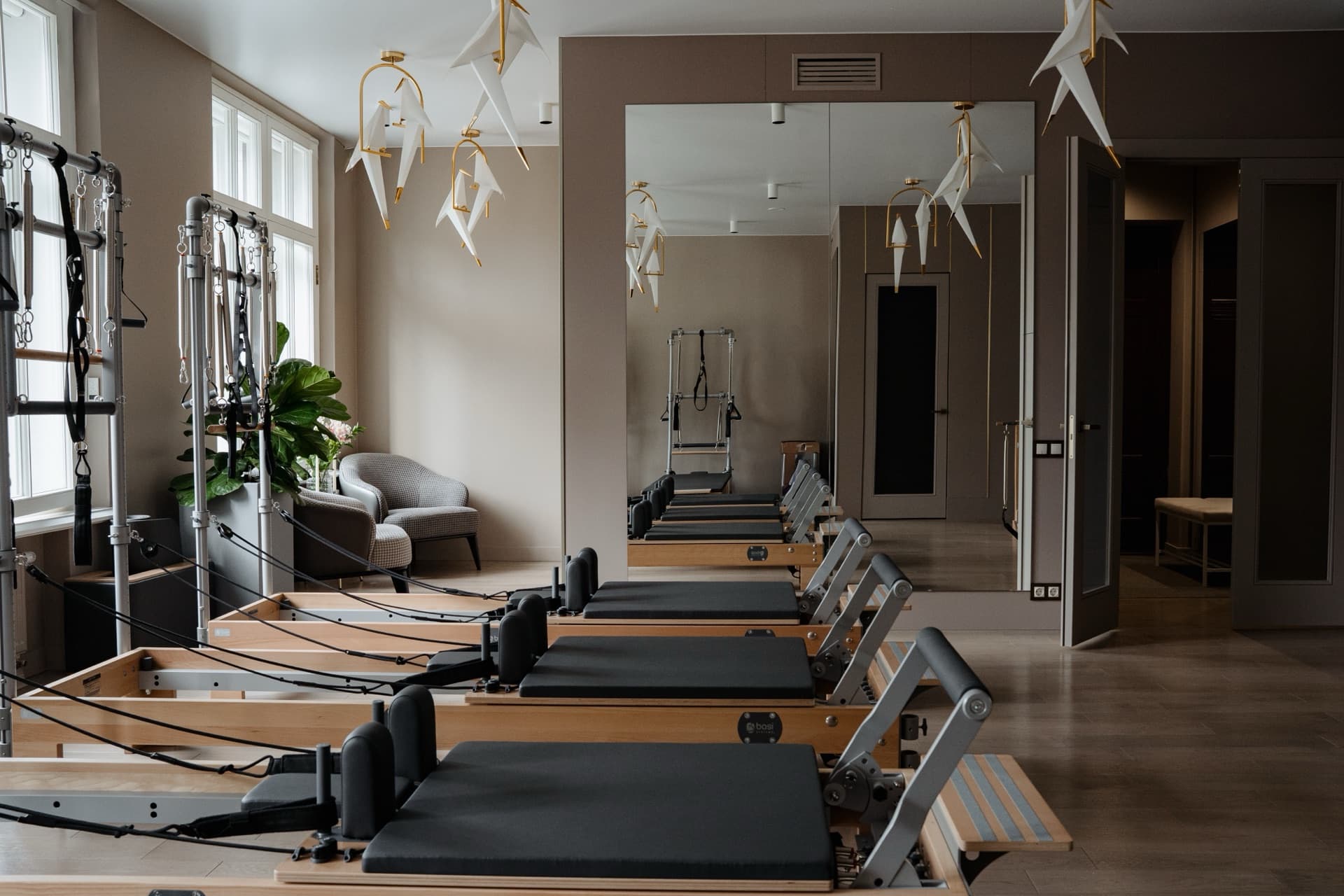Светлый зал MONA PILATES с реформерами BASI Systems